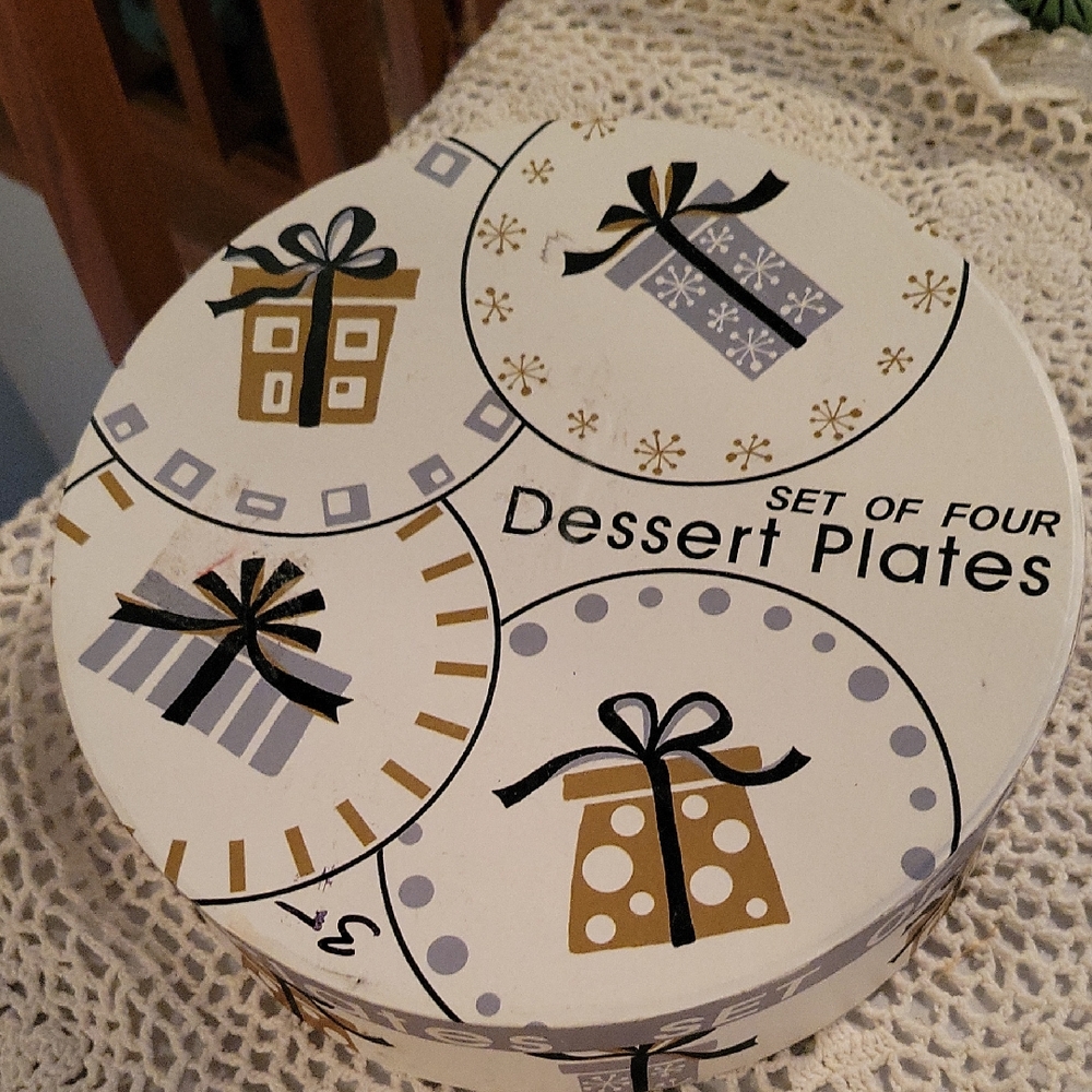 Four Dessert Plates with Gift Design